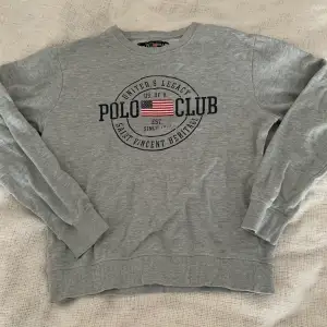 Säljer min polo club sweatshirt i storlek M då den inte kommer till användning länge. Är i bra skick. Kontakta för mer bilder eller frågor💗