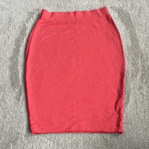 Kjol  - Midi kjol i stark rosa/röd färg 