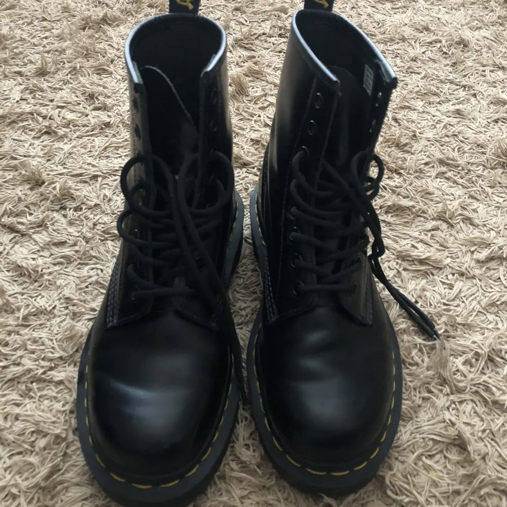 Klassiska doc martens kängor med lite mer platå än originalet som är sparsamt använda. Skor.