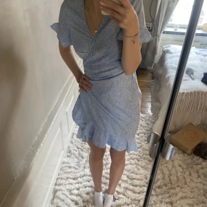 Sommar klänning - Säljer min superfina sommar klänning💕 använd 1 gång så den är i nyskick. Den är ifrån Vero Moda💖