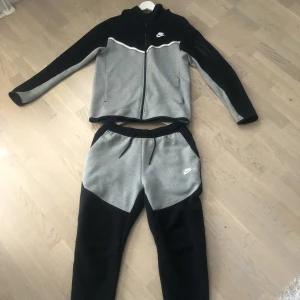 Nike - Nike tech fleece( gråsvart).  Knappt använd, nyskick, byxa i storlek M och kofta i S. Mansmodell❤️nypris 2400kr