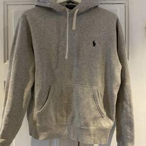 Ralph lauren hoodie, köpt för längesedan i Italien. Den är i strl M men väldigt liten så är mer som en S/Xs. Nypris runt 1000 kr. 