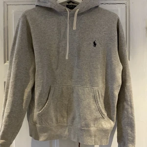 Ralph lauren hoodie - Ralph lauren hoodie, köpt för längesedan i Italien. Den är i strl M men väldigt liten så är mer som en S/Xs. Nypris runt 1000 kr. 