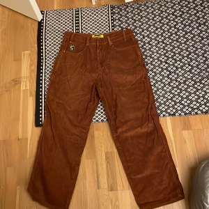 Butter goods byxor - Ett par baggy butter byxor Baggy passform Ord pris runt 1300