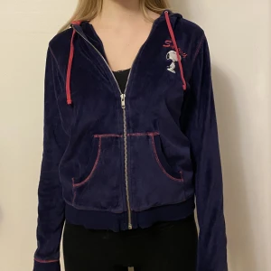 Snobben huvtröja  - Rosa lila huvtröjor med snobben motiv. Står ingen storlek men passar S/M. Priset går att diskutera. 