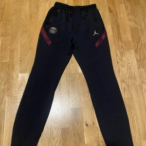 Paris saint germanin  - Hej säljer ett par Psg byxor i väldigt bra skick. Frågor eller annat tveka inte på att höra av sig(: 
