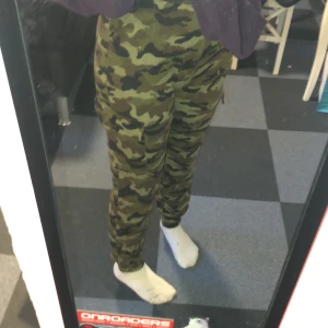 Camobyxor  - Storlek s, använt skick, högmidjat, sitter lite tajt vid midjan