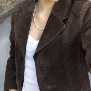 Mocka kappa  - Säljer min mocka kappa. Den har ett litet hål vid sidan precis vid fickan, som knappt e synligt. 💓