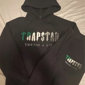 Trapstar tracksuit  - Trapstar tracksuit storlek M  Digitalt kvitto på mail beställt från Trapstar  Nästan helt ny