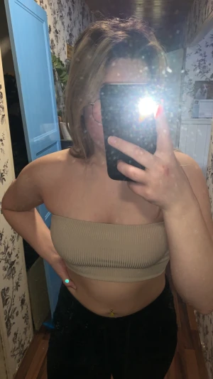 Tubtopp - Beige Tubtopp från Ginatricot i stl S, axelbanden är bortklippta! 50kr för en eller 150 för alla fyra på sista bilden! Hund och katt finns i hemmet!