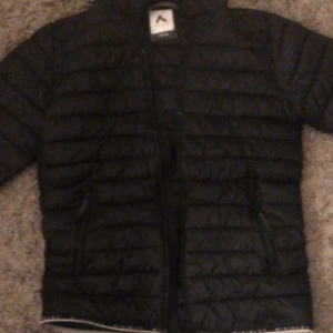 svart mckinley jacka barn - mckinley, ren, inga märken, aldrig gått ut med den, för killar och tjejer. Den kostade egentligen 500kr men säljer för 300kr