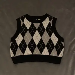 Säljer denna tröja eftersom den aldrig har kommit till användning. Den är lite croppad men bara över naveln. 😋