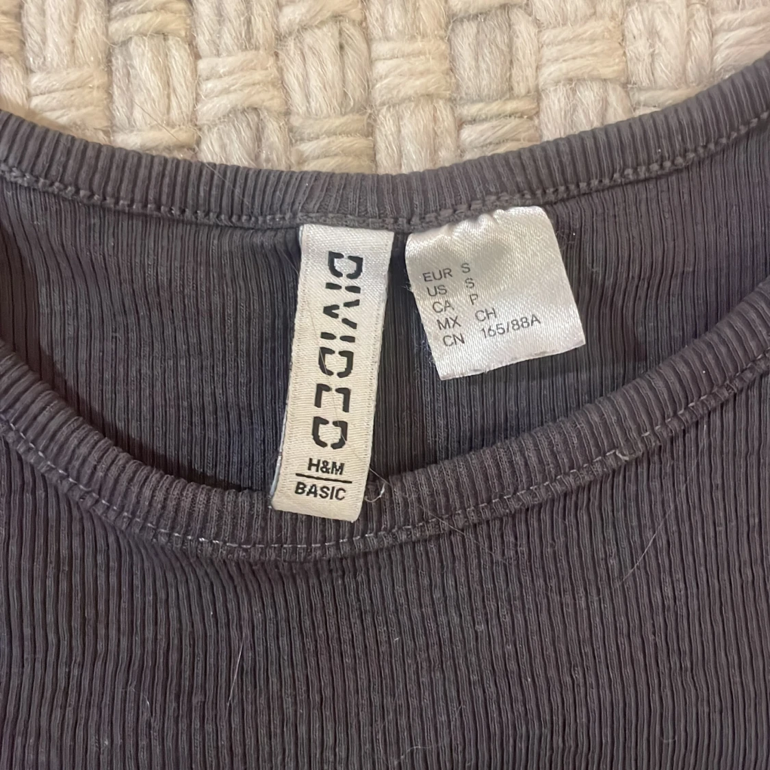 Grå svart t-shirt  - 91