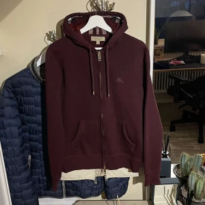 Burberry Zipped Hoodie  - Inga byten!  Burberry Zipped Logo Hoodie(M)(Vinröd) Retail:6500kr Condition:New Dm för mer info&bilder