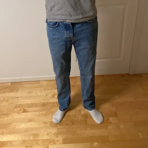 Zara jeans - Hej, säljer mina zara jeans då de ej kommer till användning längre. Jeansen är straight fit och är i mycket bra sick. Vid minsta lilla fundering tveka inte att höra av er. 