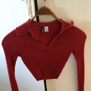 Fin röd tröja med krage köpt från HM för 2 år sedan men knappt använd.