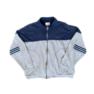 Sportig tröja - Snygg sportig blå och vit tröja. Bra skick, köpt secondhand.