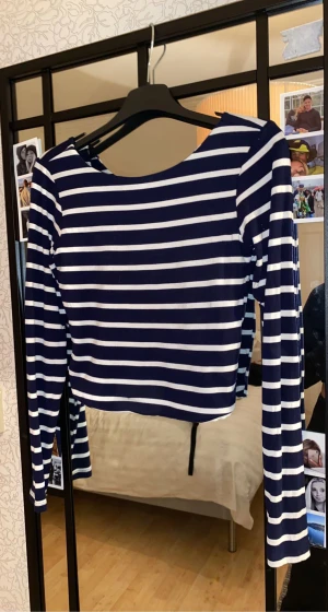 Långärmad tröja med djup rygg - Tröjan är öppen i ryggen. Använd 1 gång enbart så är i nyskick. Jätte mjuk och väldigt stretchig