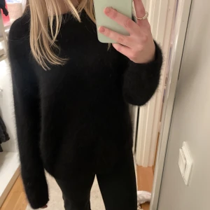 Stickad tröja - Tryck gärna på köp nu! Säljer min jätte gosiga stickade tröja från bikbok! Den är i storlek L men är stretchig så passar allt mellan XS-L! 💞