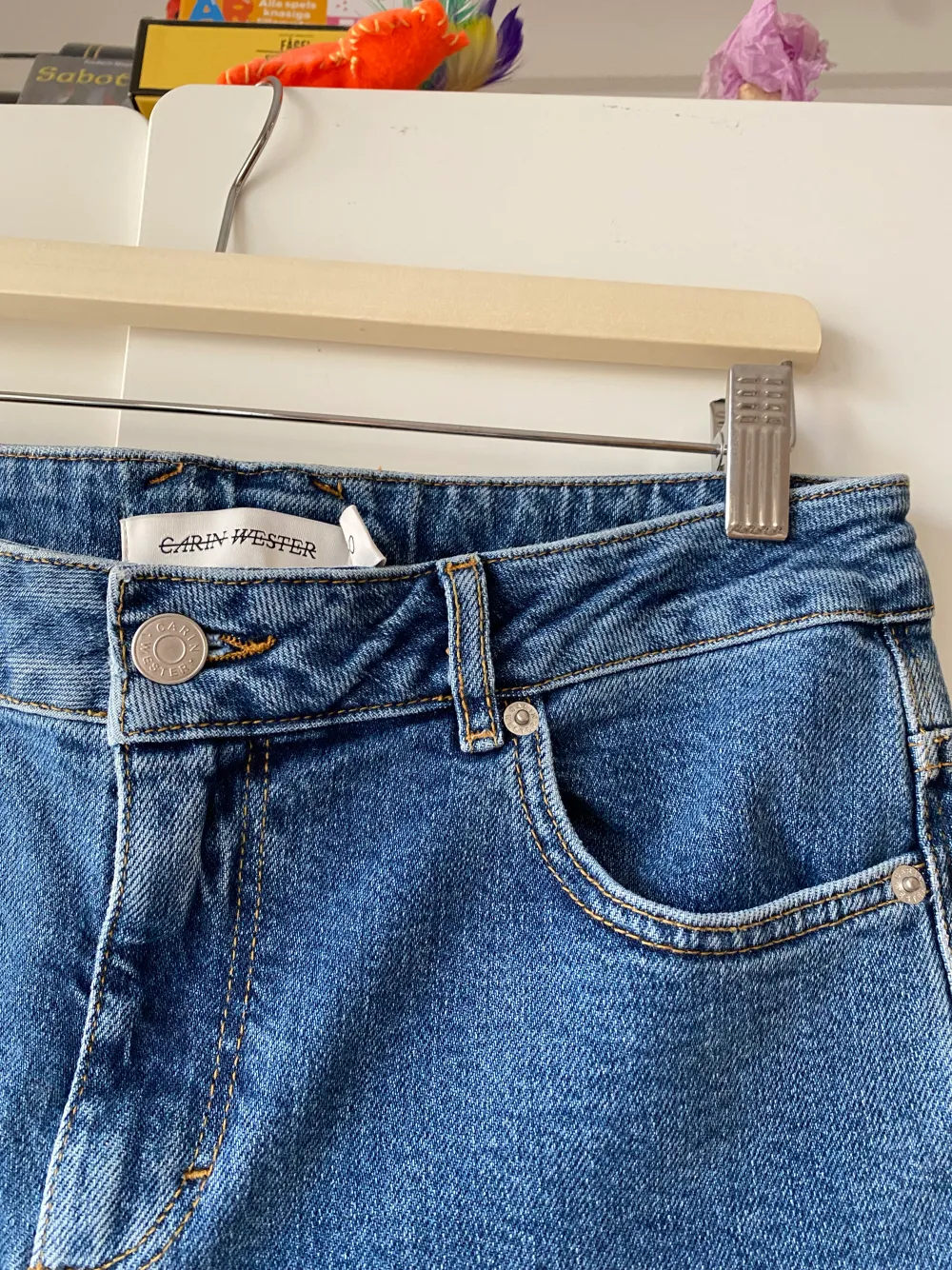 Ett par skitsnygga avklippta Carin Wester jeans 👖 står stl 40 men sitter mer som en 36/38 🪡. Jeans & Byxor.