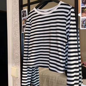 Randig långärmad tröja  - Tröjan är i bra skick och inga fläckar! Den är lite croppad och är väldigt stretchig🤍🖤 
