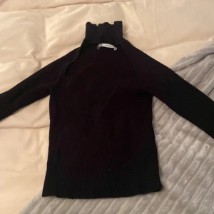 Långärmad tröja med chocker  - Använder inte längre. Köpare står för frakt