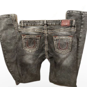 True Religion Jeans  - Använd KÖP NU💕  Superfina äkta Trues som köptes här på Plick. Har bara använt en gång och säljer för är för långa för mig❤️  (Bilderna är från förra säljaren) 