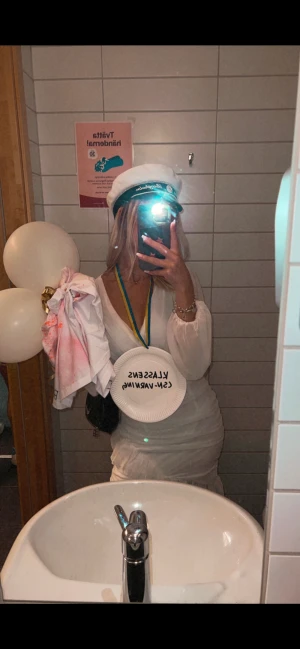 Studentklänning  - Superfin studentklänning från Nelly, endast använd en gång på utspring. Inga fläckar eller märken, som ny.