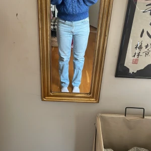 Toteme jeans - Säljer dessa jeans från toteme i Stl 27 vilket motsvarar S. Köpta för ca 1 år sen för 1800kr men är sparsamt använda och är fortfarande som nya. Skulle säga att de passar bäst om man är ca 160-165💓