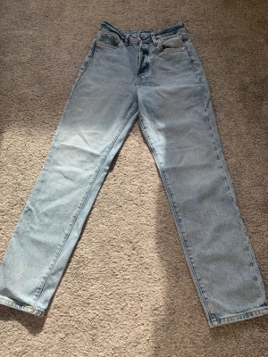 Mom Jeans  - Mom jeans, medium waist, bra kvalitet. 