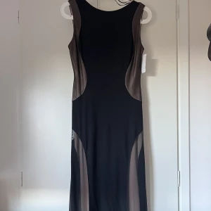 Svart/biege lång klänning - Oanvänd svart festklänning. Lapparna sitter kvar Storlek 36