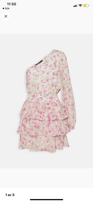 Sommarklänning - Säljer denna fina klänning från gina tricot, som är perfekt till sommaren. Endast använd en gång på en skolavslutning, därav är den i ett väldigt bra skick. Den är köpt för 399 kr och jag säljer den för 200 kr exklusive frakt💗