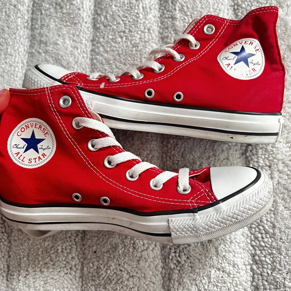 Säljer dessa skygga converse skor då de aldrig kommer till användning! Skriv för intresse eller frågor!💗. Skor.