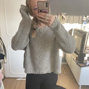 Stickad tröja  - Säljer denna fina gråa stickade tröja som är köpt på vero Moda för några år sedan men väldigt sparsamt använd.