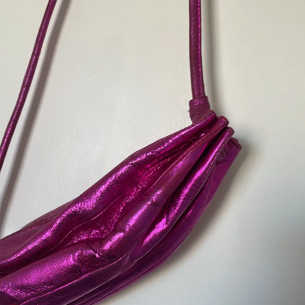Marimekko rosa metallic skinnväska. Användt skick men så härlig 💓. Väskor.