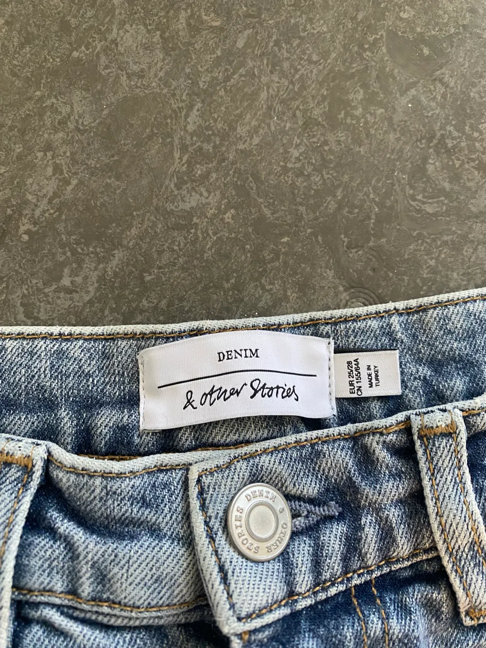 Blåa jeans från and other stories i fint skick! Storlek 25/28. Jeans & Byxor.