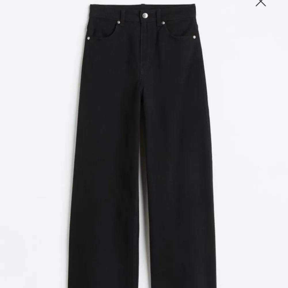 Oanvända svarta jeans från Zara. Skulle säga att de är Wide/Straight leg. Superfina och passar till precis allt!🤩. Jeans & Byxor.