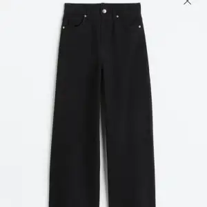 Oanvända svarta jeans från Zara. Skulle säga att de är Wide/Straight leg. Superfina och passar till precis allt!🤩