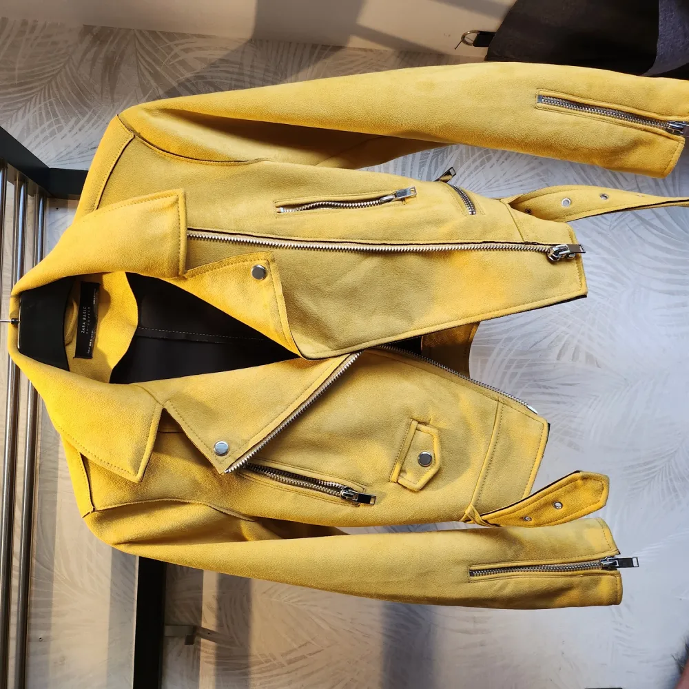 Jätte fin gul vårjacka i mockaimiton från Zara. Storlek 36 . Jackor.
