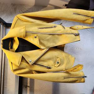 Jätte fin gul vårjacka i mockaimiton från Zara. Storlek 36 