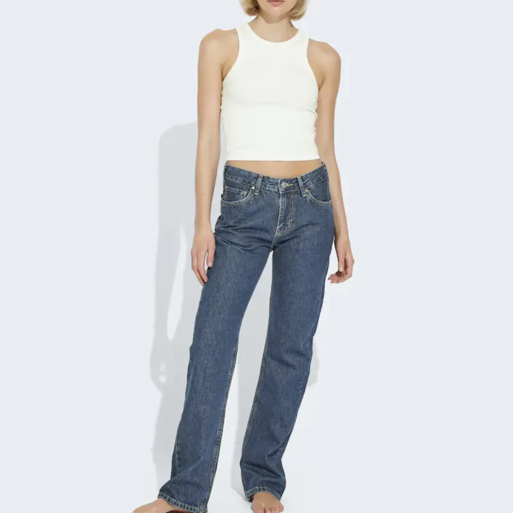 Säljer mina fina nästan helt oanvända low waist jeans från bikbok i strl W25,  L32 men är större runt midjan än så. Därför orsaken till att jag nu säljer dem! Nypris 600:- . Jeans & Byxor.