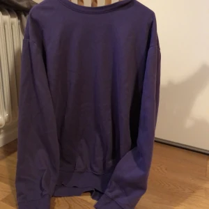Sweatshirt från H&M  - Stilren sweatshirt från H&M stl M. Köpt på herr avdelningen. Lite använd. 