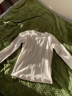 Långärmad  - Långärmad tröja som är i bra tjockt material som inte använts så mycket tyvärr. 