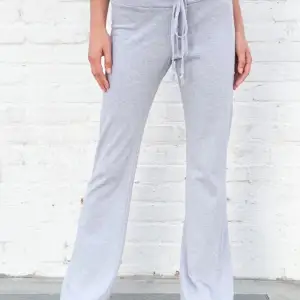Söker dem här byxorna i från Brandy Melville i färgen grå och storlek xs/s typ💞💞hör gärna av dig om du kan tänka dig att sälja ett par💞💞