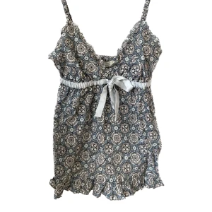 Odd Mollylinne - Supergulligt linne från Odd Molly! Linnet är i nyskick och nästan helt oanvänt. Orginalpris var 695kr. Size 0 vilket är xs men passar definitivt S och möjligen M. 