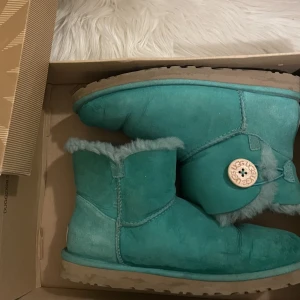 Blå Uggs - Säljer billigt då dom är rätt så använda, detta syns främst vid tårna. Det kanske går att fixa men jag har inte prövat :)