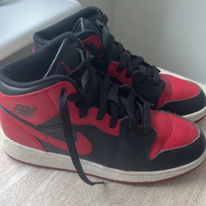 Jordans 1 mid  - Säljer dessa snygga röda Jordans, säljer då det är tyvärr inte min stil längre och de kommer aldrig till användning. Storlek: 37.5