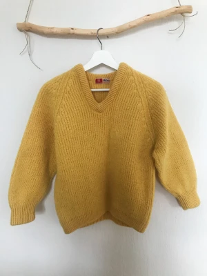 Gul vintage ulltröja - Gul vintage ulltröja från Beyond retro. Inköpt för 600kr då det är 100% ull från Skottland. Storlek S-XS