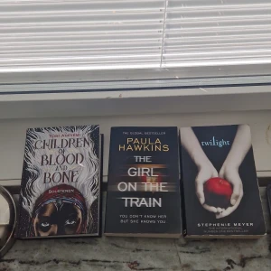 Böcker  - Children of blood and bone: 65kr  Resterande pocket: 50kr  Paketpris: 100kr  Alla är i bra skick och kan även mötas upp i göteborg.  Vid fler frågor skriv gärna privat💗
