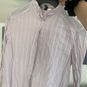 Lila randig skjorta  - H&M randig ljuslila skjorta 